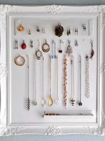 Bu takı saklama alanı çok yaratıcı: şık vintage bir çerçeve içinde adeta bir sanat eseri gibi görünüyor ama aslında takılar burada sergileniyor.