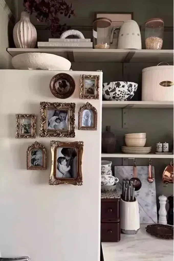 Aile fotoğraflarından oluşan mini galeri duvarı şık süslü çerçevelerle hazırlanmış.