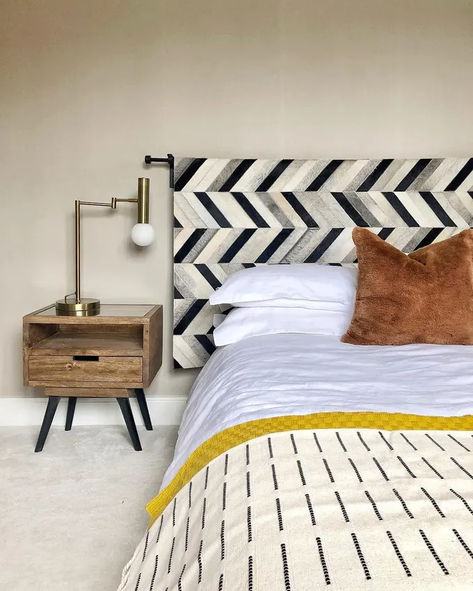 Standart IKEA Malm başlığı bir halıyla kapatın. IKEA'nın uygun fiyatlı perde çubuğuyla duvara asın.