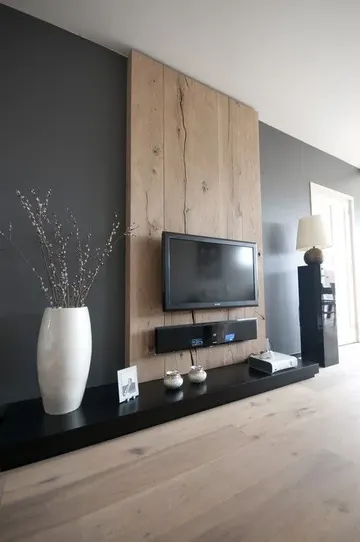 Dekorunuza uyumlu sahte ahşap duvar yaparak TV'yi ön plana çıkarın ve kabloları görünmez kılın.