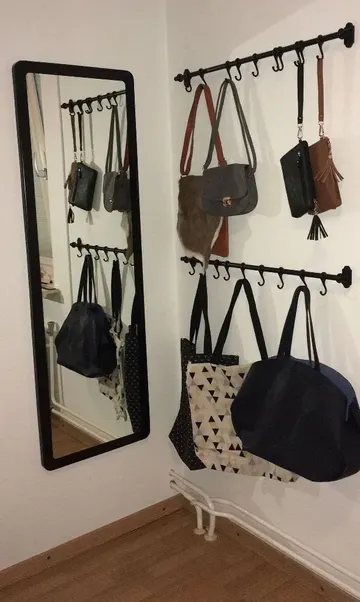 Kancalı raylar kapının arkasına gibi birçok yere takılabilir, böylece fazla yer kaplamazlar.