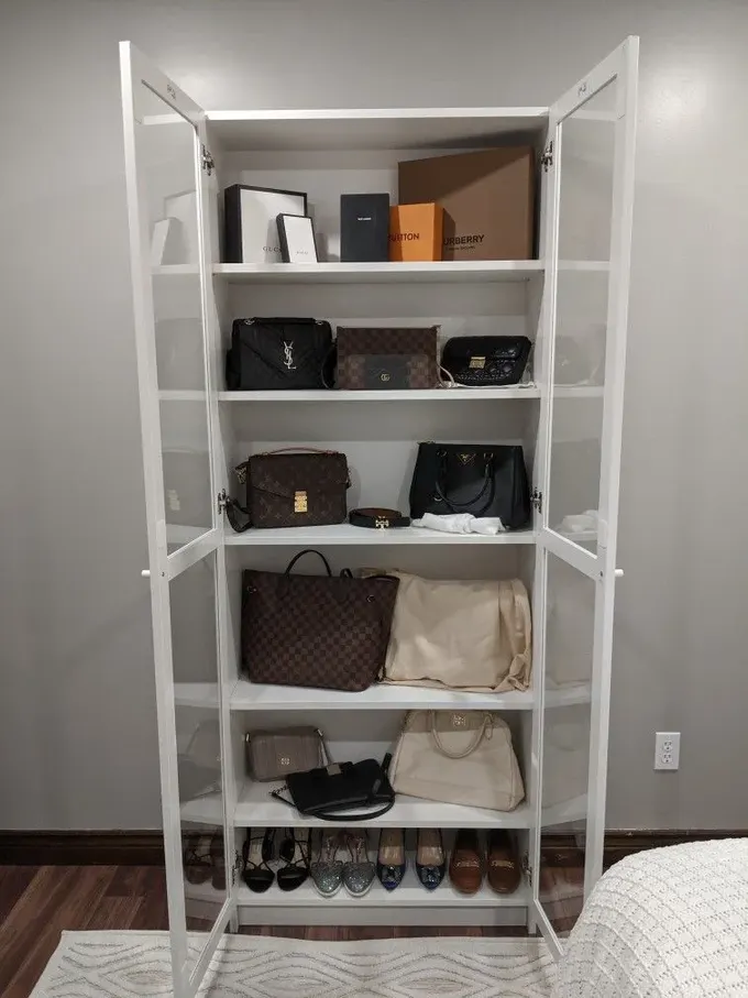 IKEA Billy kitaplık, çantalarınızı saklamak ve sergilemek için güzel bir parçadır.