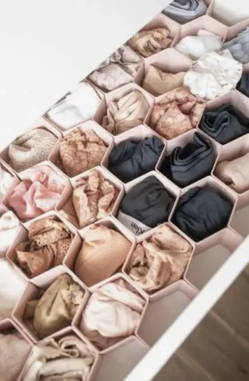 Plastik tarak düzenleyicisinin görünümünü çok seviyorum ve formunu çok iyi koruyor.