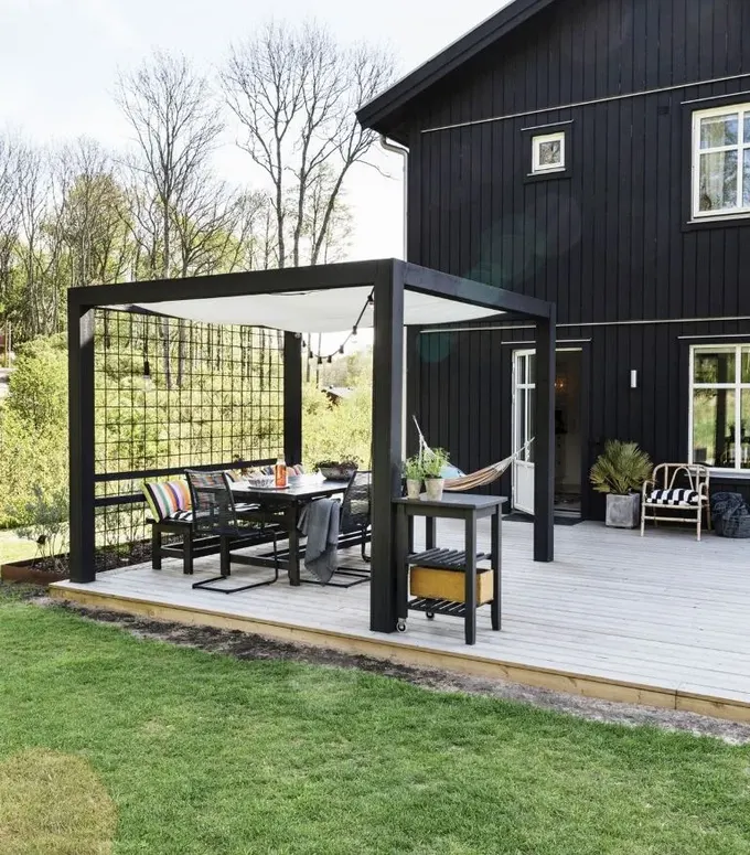 Küçük pergola, güneş miktarını azaltmak için kumaşla kaplanmış.