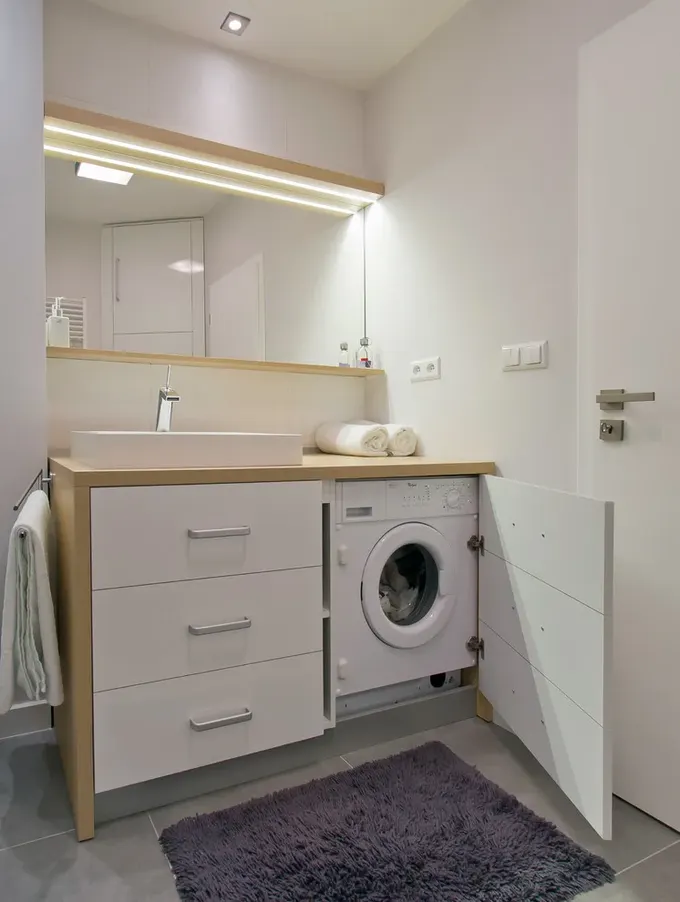 Küçük bir banyoda bile çamaşır kurutma makinesi kombosu yerleştirilebilir (Goldfish-Interiors).