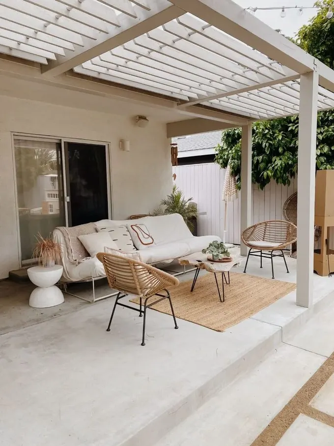 Klasik pergola her zaman iyi fikir: gölge sağlarken sarmaşıklarla tamamen kaplanabilir.