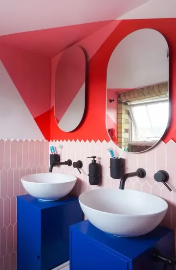Modern banyo, geometri ve renk bloklamayla kırmızı, pembe, şeftali ve kobalt mavisi cesur kombinasyonunu sergiliyor.