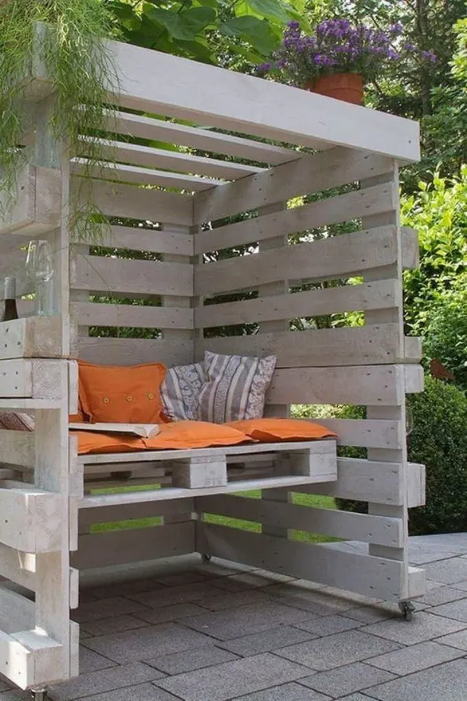 Beyaz badanalı küçük pergola tekerlekli, böylece çatı altındaki oturma alanını istediğiniz yere taşıyabilirsiniz.
