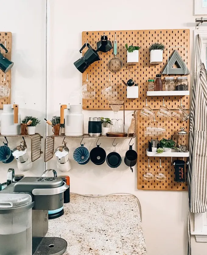 Pegboard ve raflar, kahve köşesi için gerekli tüm eşyaların saklanması için ideal.