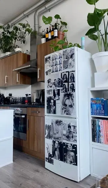 Sevdiğiniz posterleri veya fotoğrafları buzdolabınıza yapıştırarak onun bir sanat eserine dönüşmesini sağlayabilirsiniz.