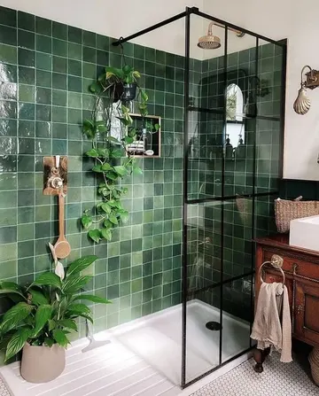 Yeşil kare karolar, vintage lavabo, beyaz cihazlar, zemin penny karolar ve saksı bitkileriyle aydınlık küçük banyo.