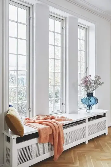 Pencere altında radyatör varsa, üzerine bench veya konsol masa yaparak kapatabilirsiniz.