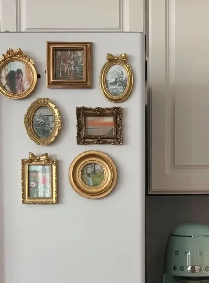 Mıknatıslı çerçeveler sayesinde buzdolabında küçük sanat eserlerinden oluşan bir galeri duvarı yaratabilirsiniz.