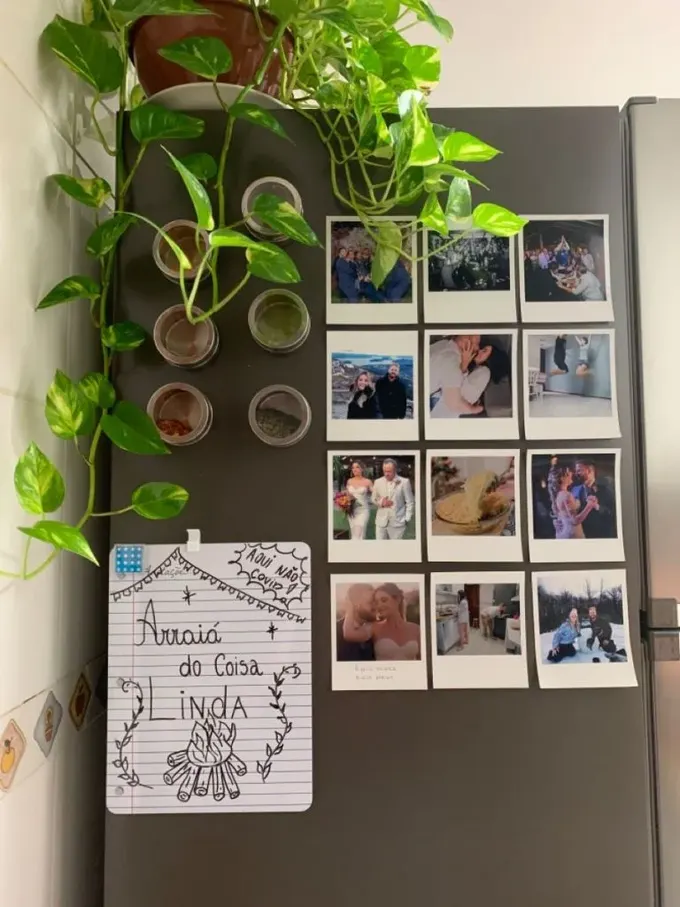 Buzdolabı, aile fotoğraflarından oluşan Polaroid galerisi ve manyetik baharat kavanozlarıyla dekore edilmiş.