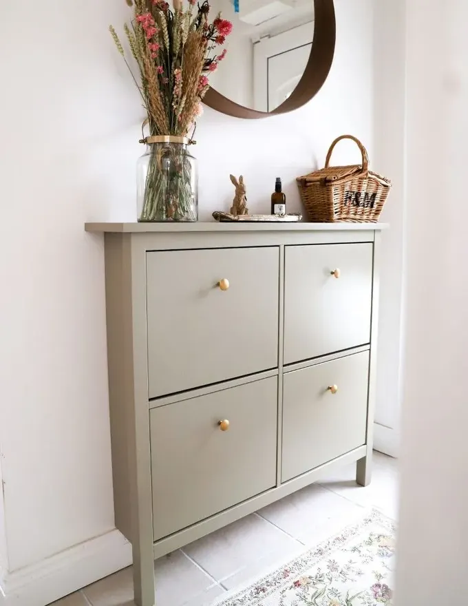 Bu ince IKEA Hemnes ünitesi, küçük bir antre için harika bir fikir.