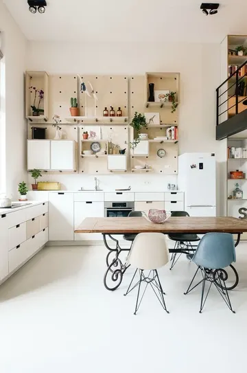 Bu pegboard düzeni, dolaplar dahil birçok eşyayı tutar ve tavanın neredeyse tamamına kadar çıkarak ölü alanı değerlendirir.