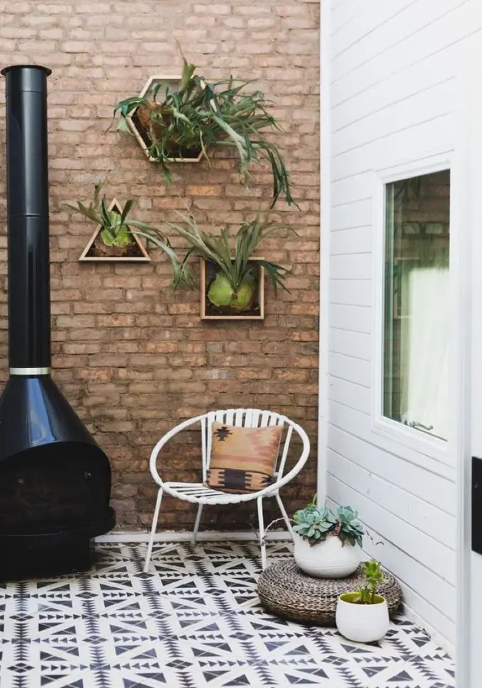 Siyah beyaz geometrik fayanslar bu orta yüzyıl modern mekanda atmosferi belirliyor. Siyah şömine ve sandalye bunu destekliyor.