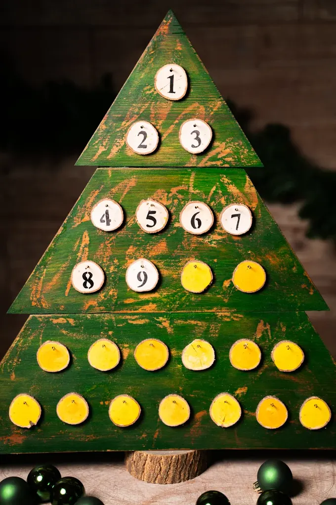 Geri dönüştürülmüş ahşaptan yapılmış DIY Noel geri sayım ağacı, ailece keyifle yapabileceğiniz interaktif bir proje.