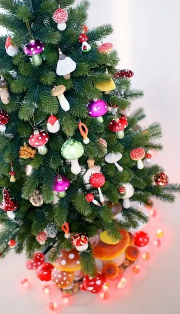 Parlak orman süsleriyle süslenmiş bu sıra dışı Noel ağacını çok beğendim: mantarlar, meyveler ve çam kozalakları.