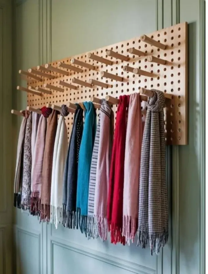 Pegboard depolama ve düzenleme için harika bir fikir, bu örnek atkı tutucuya dönüştürülmüş.