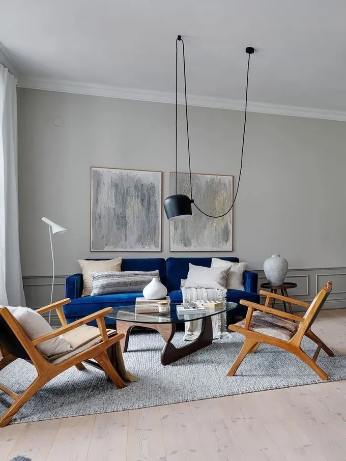Panel detaylı, cesur mavi koltuk ve şık sandalyelerin olduğu muhteşem modern salon.