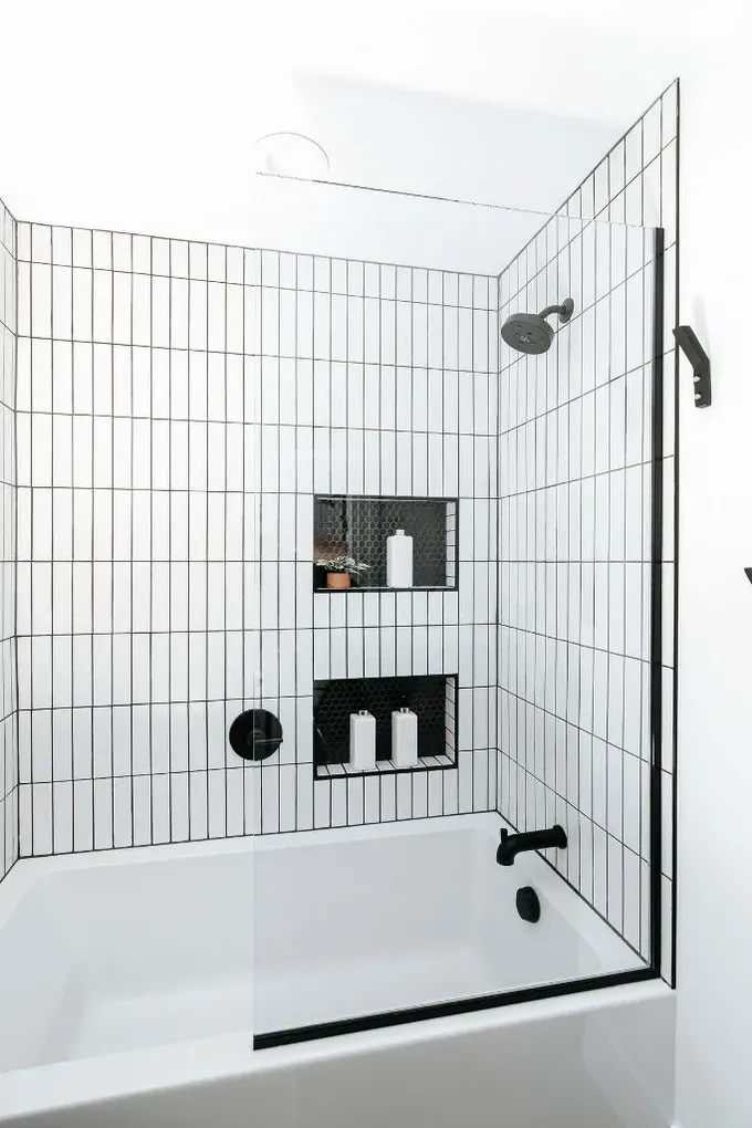 Çok fazla banyo malzemen yoksa, birkaç niş bunları depolamak için yeterli olur.