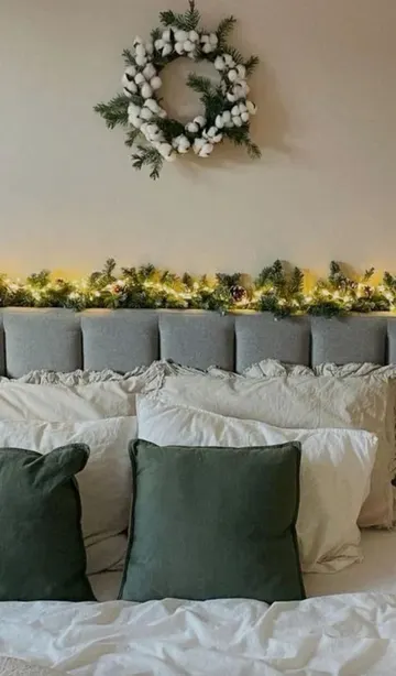 Işıklar ve pamuk süsüyle çelenk, mekana anında tatil hissi katar.