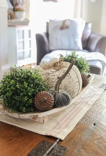 Ahşap kase içinde yeşillik topları, kumaş balkabakları ve yapay palamutlar, serin ve özgün çiftlik evi tarzı için.
