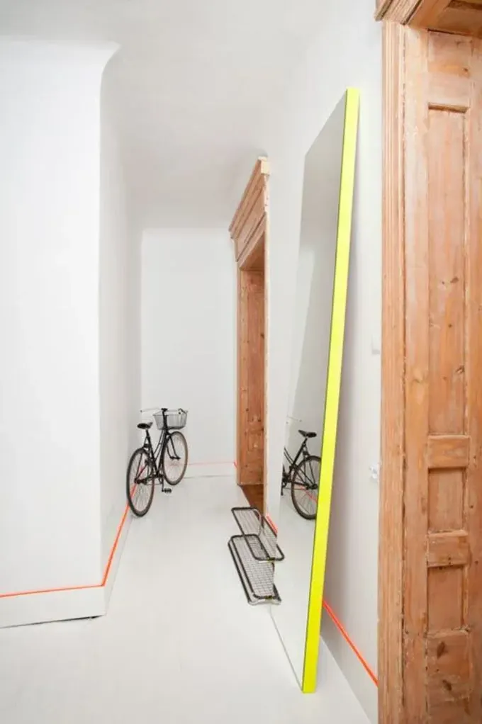 Parlak turuncu kenarlık ve neon sarı ayna kenarı, minimal alana eğlenceli renk dokunuşları katıyor.