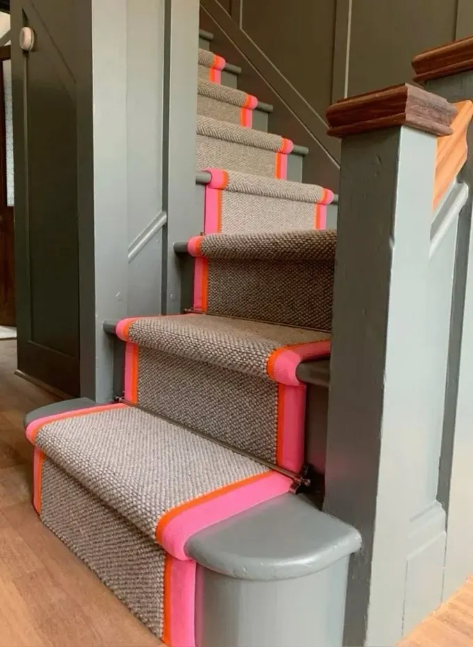 Gri boyalı alan, neon pembe kenarıyla canlı ve parlak görünüyor.