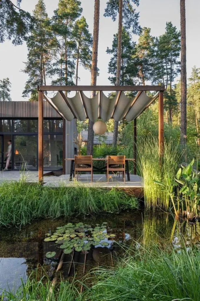Modern pergola, yemekleri daha konforlu kılmak için kumaş örtü kullanıyor.