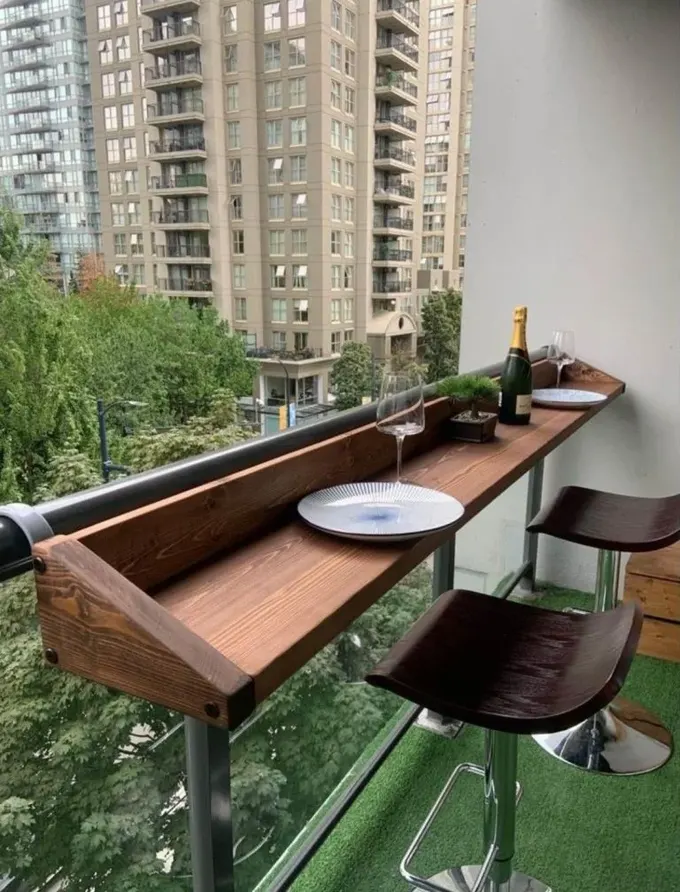 Renkli bar tezgahı korkuluğa asılmış; iki tabure ile mükemmel uyum sağlıyor.