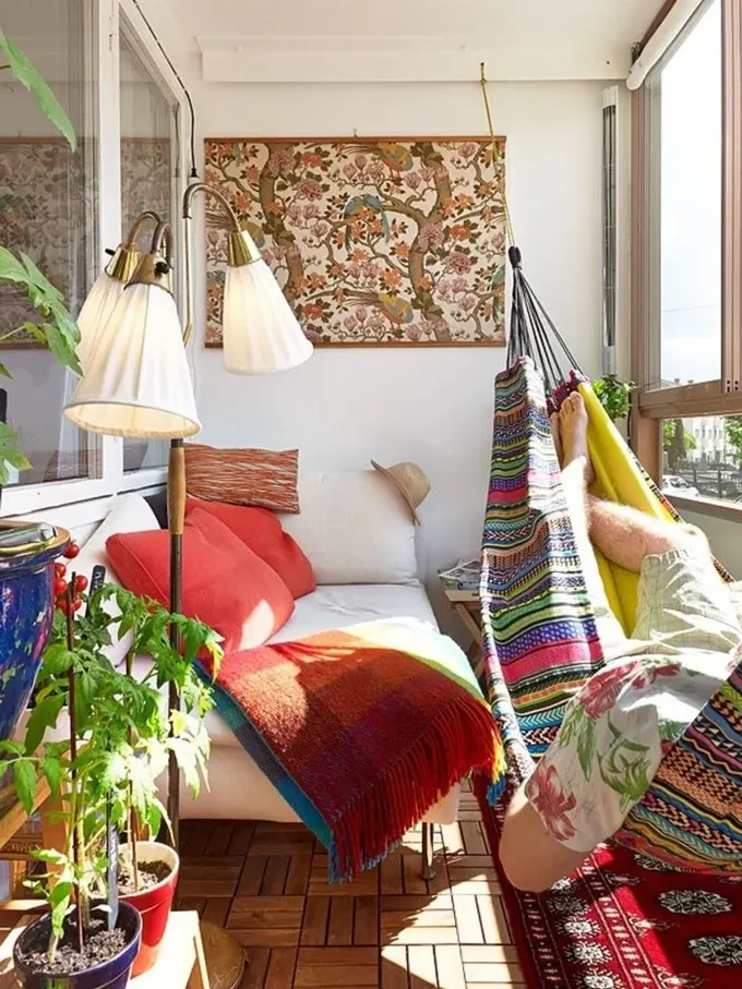 Parlak bohem stilde bu alan, sedir, renkli hamak, canlı tekstiller, halı ve boho dekorasyon unsurları içeriyor.