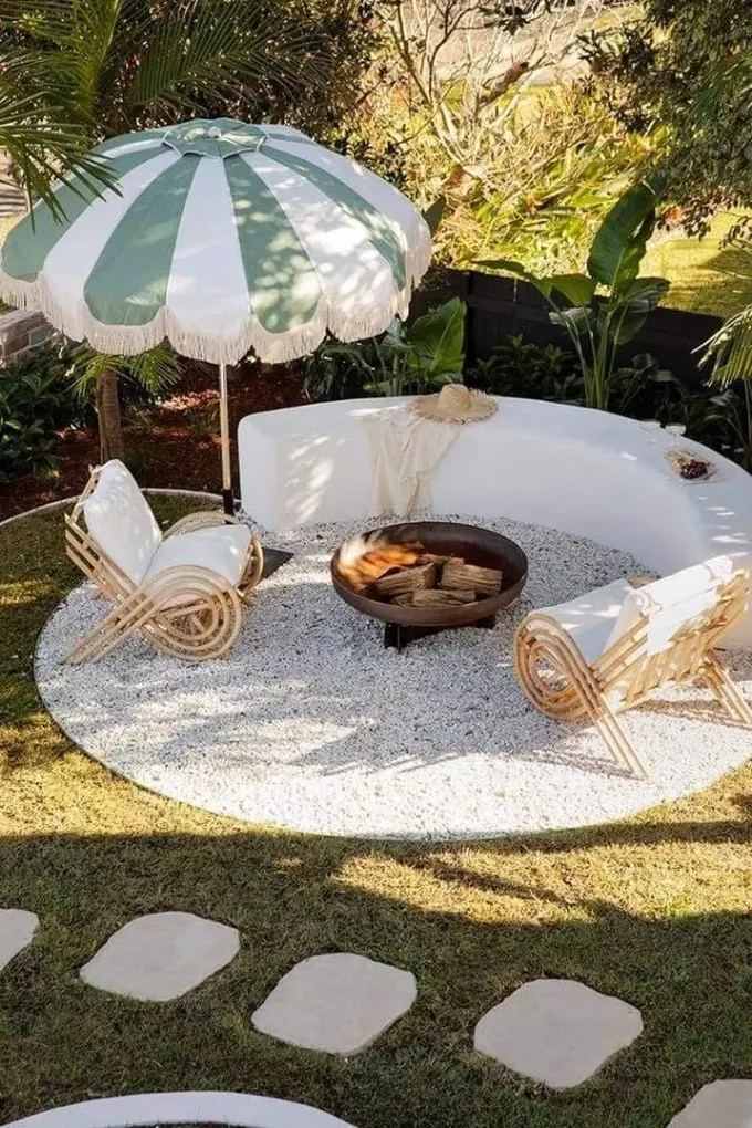 Modern veranda çakıllı, yuvarlak levha bank, rattan sandalyeler ve şemsiye ile tasarlandı.