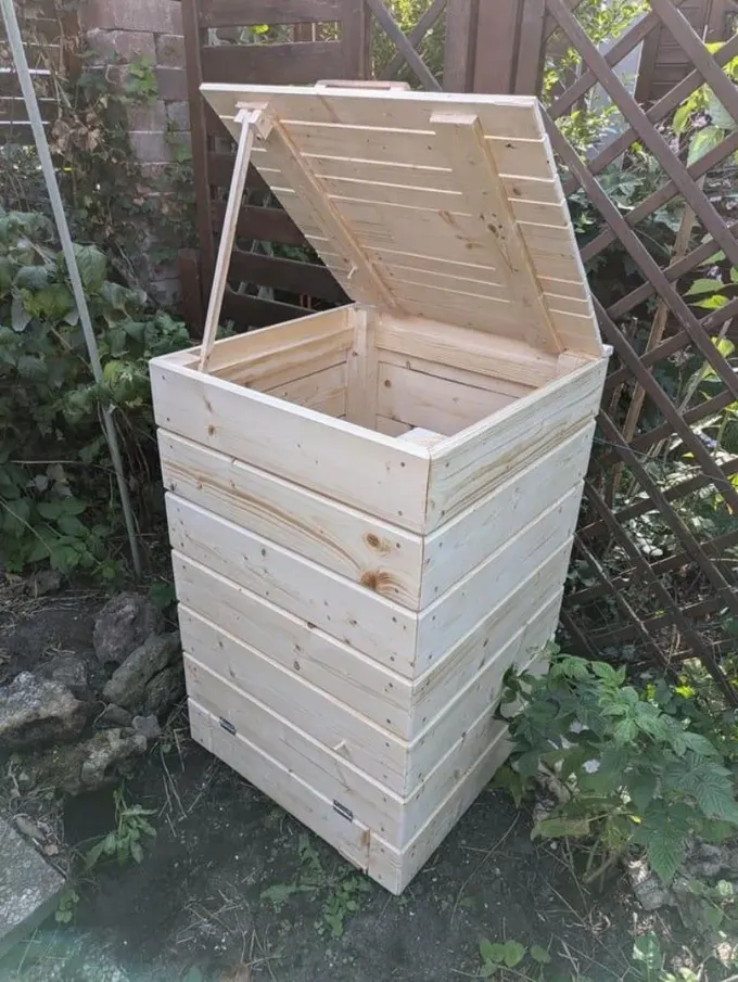 Kapaklı beyaz badanalı basit ahşap kutu, tek çöp kutusu için tasarlandı ve yapımı oldukça kolay.
