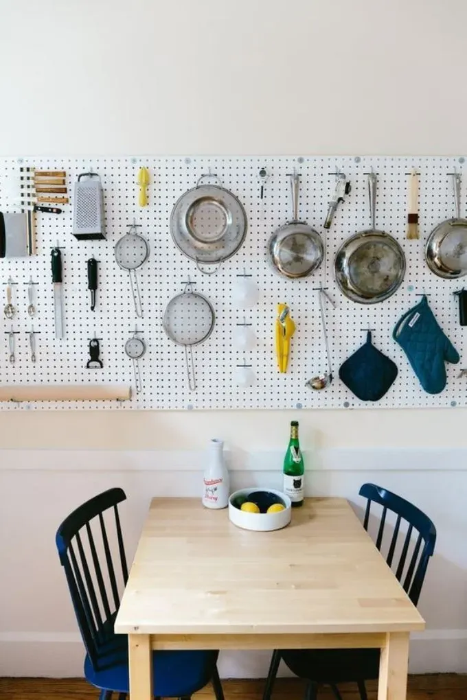 Bu büyük pegboard, birkaç büyük dolaba eşdeğer pişirme malzemesi depolar.
