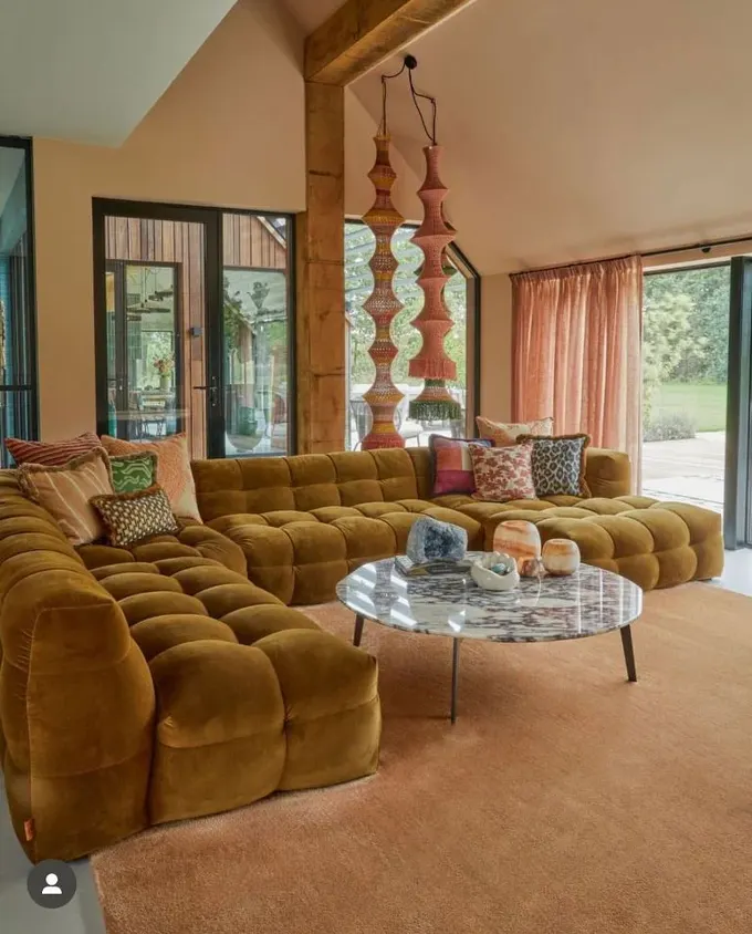 Bu sarı, tufted alçak koltuk, modern ve trend bir tasarım çözümü olarak öne çıkıyor.