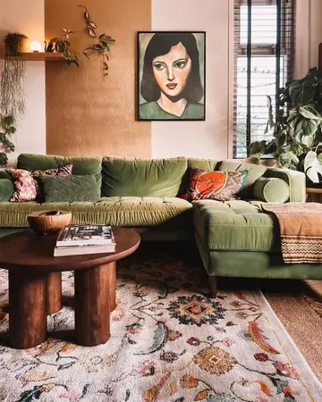 Bej ve terracotta renkli mekanda yeşil kanepe, zengin renkli sehpa ve desenli halı kullanılmış.