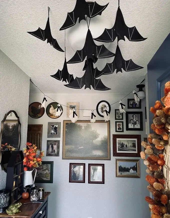 Tavana asılan büyük siyah yarasalar mekanınıza anında Halloween havası kazandırır.