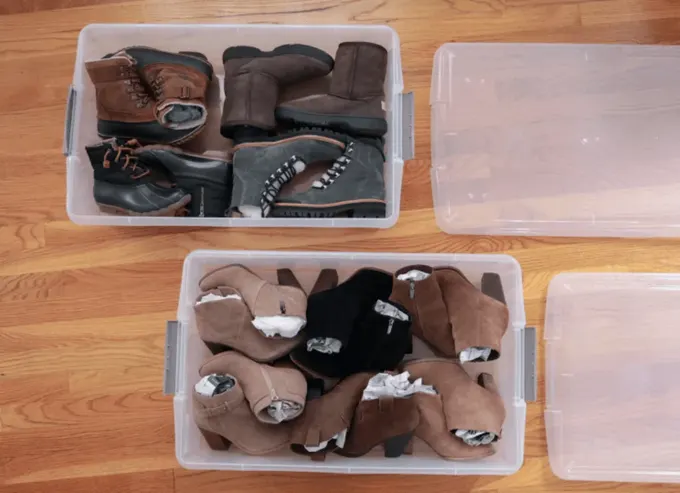 Kışlık botları düzenlemek için üst üste konabilen plastik kutular kullanılabilir.