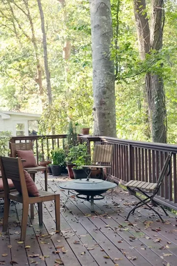Patio ne kadar yaprakla kaplansa da endişelenme, son sıcak günlerde doğanın tadını çıkar.