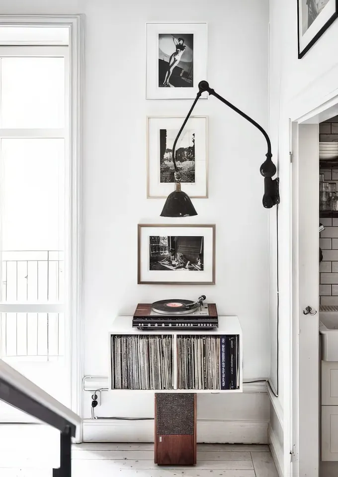 Vinil plak depolama ve çalma alanı olan küçük köşe, müzik ve vintage tutkunları için.