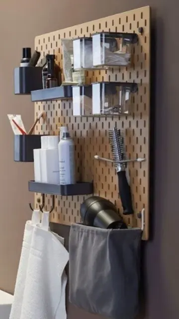 Bir pegboard şık görünebilir! Özellikle dokular ve renkler göz önüne alındığında. Burada ten rengi pegboard siyah eşyalarla kombine edilerek şık bir görünüm sağlanmış.