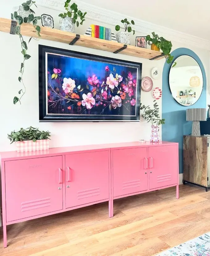 Canlı pembe dolaplar, küçük ya da büyük her alana renk katmak için harika bir seçim.
