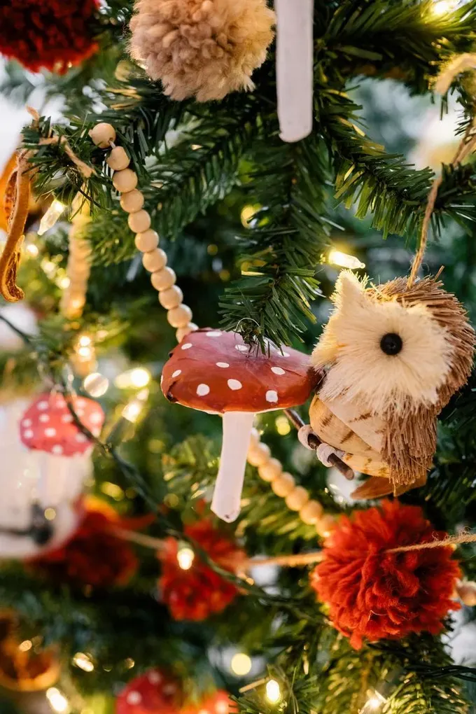 Kağıt mantarlar, boncuklar, ponponlar ve baykuşlar, orman havası veren Noel ağacı süsleri.