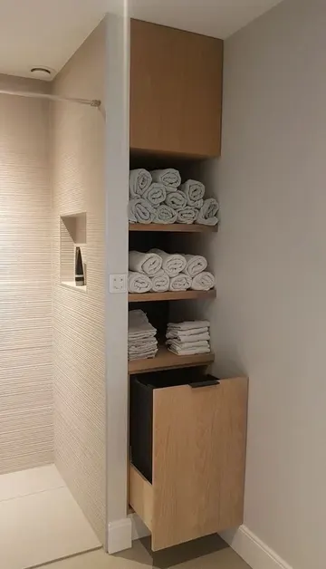 Gömme depolama her zaman en şık ve uyumlu olandır; burada açık raflar ve çekmeceler görüyorsunuz.