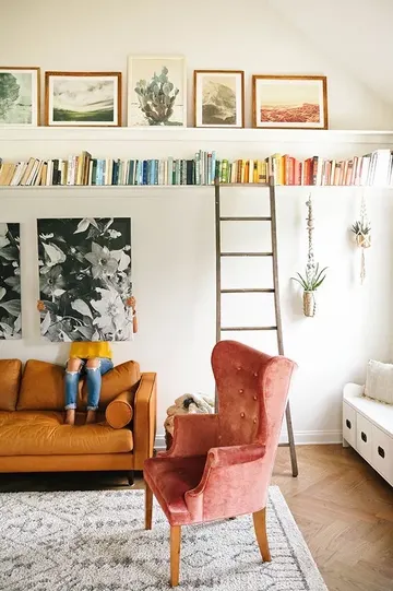 Uzun tavan altı raflar, kitap ve sanat eserleri için harika depolama ve dekorasyon sağlar.
