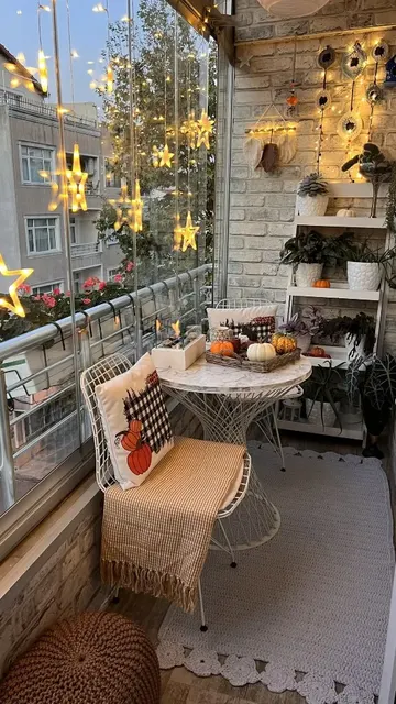 Camla çevrili balkon, asılı yıldız şeklinde ışıklarla tatlı bir görünüm kazanmış. Duvarlardaki ek ışıklar dekoru destekliyor.