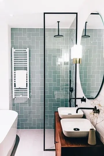 Nane renkli fayans duvarlı çağdaş küçük banyo. Ahşap lavabo ve modern his veren siyah dokunuşlar var.