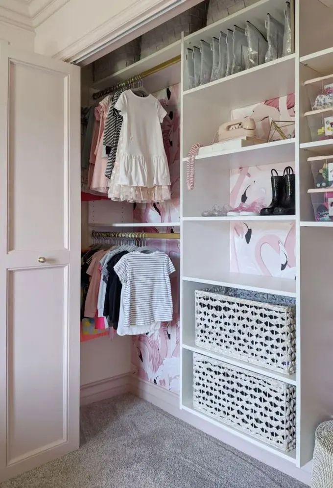 Açık raflar, askılar ve örme kutuların olduğu dolapta şirin bir dokunuş için flamingo arka planı var.